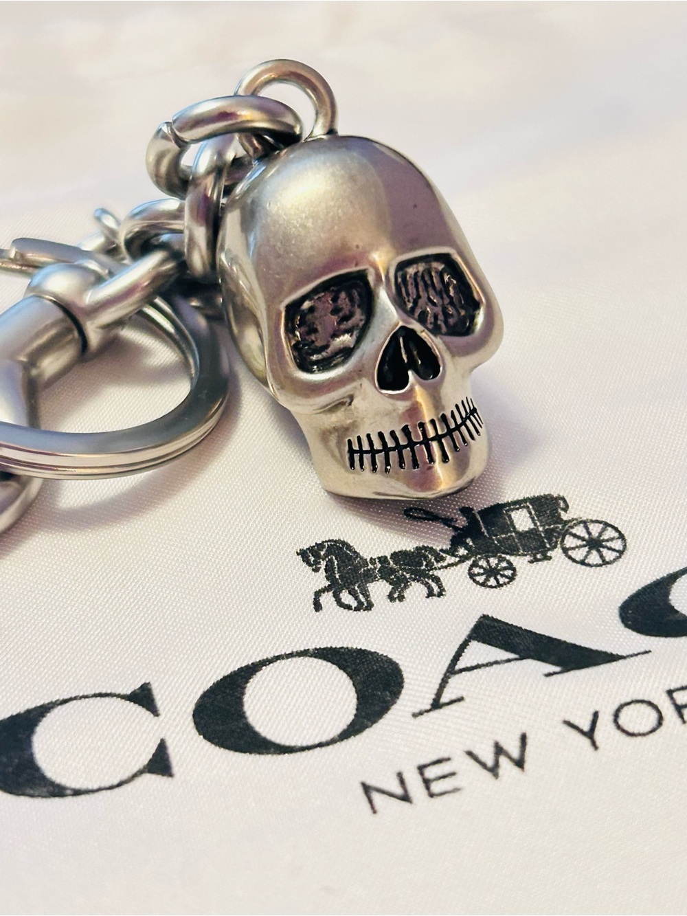NWOT EXTREMELY RARE Coach Skull Bag Charm/ Keychain - Picture 6 of 16
